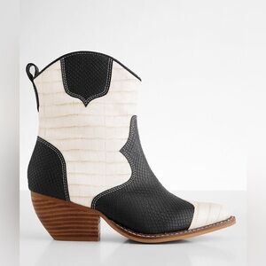 NWT ARider Eden Western Inspired Embossed Black White Cow Print Size 7